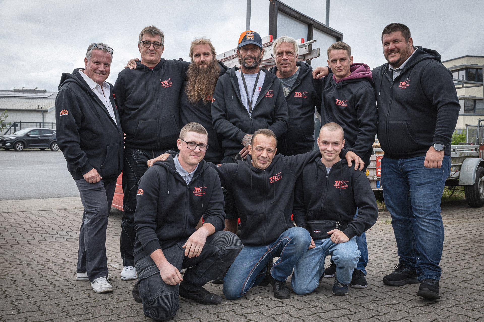 Das starke Team der Schenefelder Dachdecker Rieck zeigt sich stolz