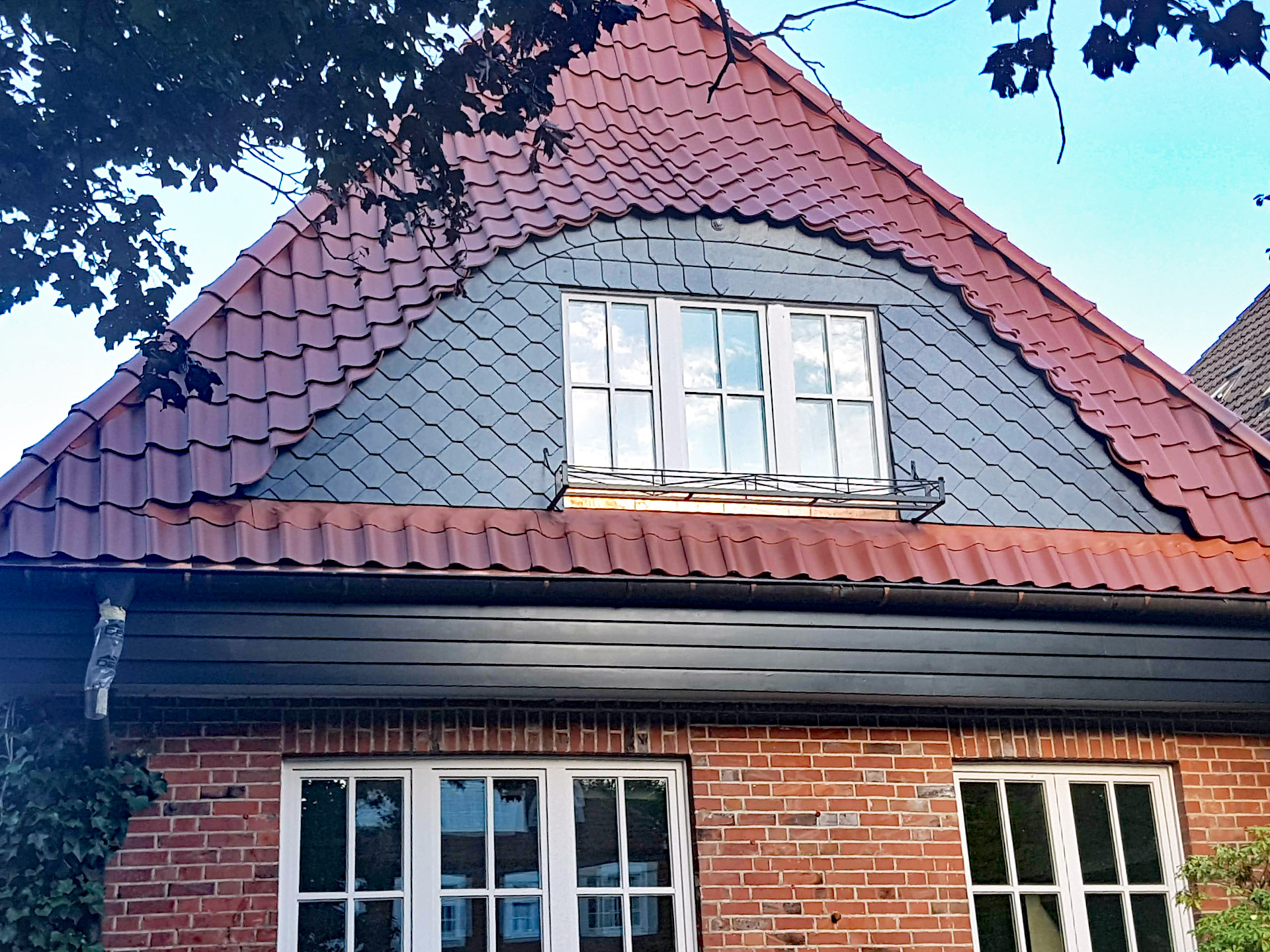 Die Dachdecker und Zimmermänner von Dachdeckermeister Rieck beherrschen auch ungewöhnliche Formen für Gauben und Dachfenster-Einbauten.